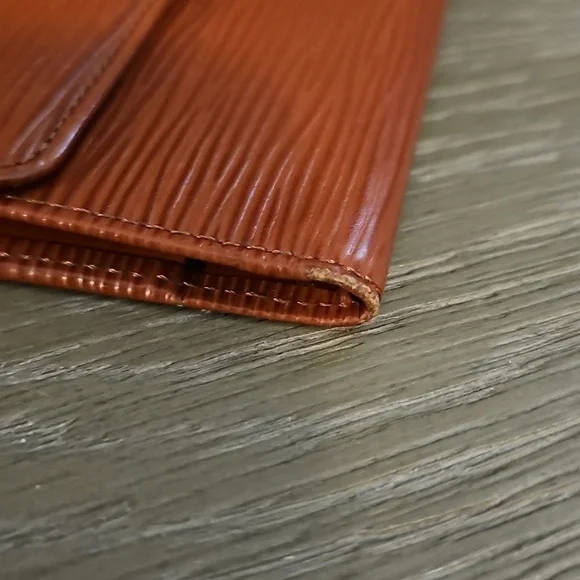 Louis Vuitton VINTAGE SALE Brown Epi Trifold Wallet - Picture 10 of 10